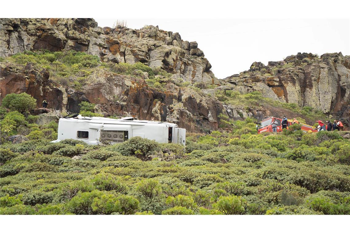 Das Fahrzeug des Unternehmens "Gomera Tours" sei auf der Landstraße GM-2 in einer Kurve von der Fahrbahn abgekommen und einen Abhang hinuntergestürzt.