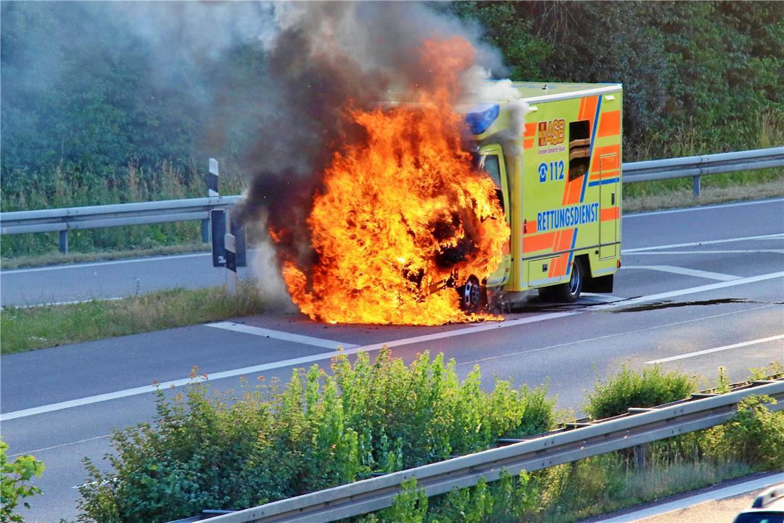 Das Fahrzeug ist auf der B29 komplett ausgebrannt. Foto: 7aktuell.de/Kevin Lermer