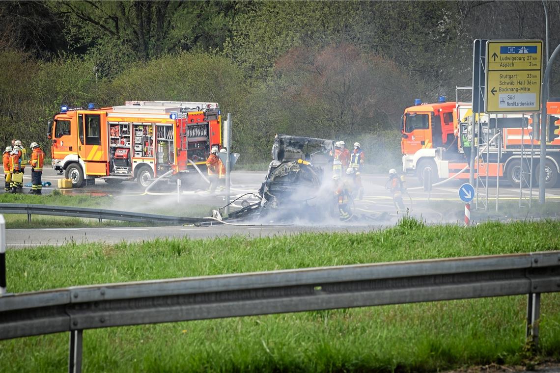 Kleintransporter gerät auf der B14 in Brand Das Fahrzeug ist vollständig ausgebrannt. Foto: A. Becher