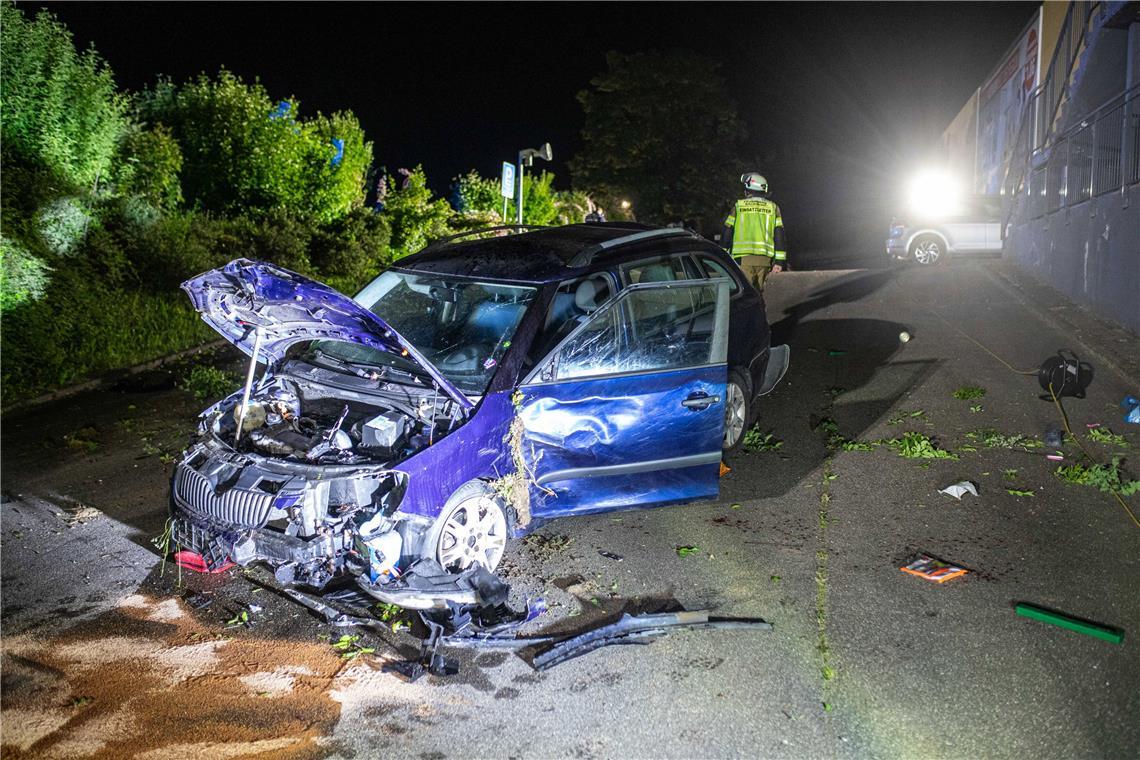 Unfall in Backnang-Waldrems: Fahrer unter Drogen und Alkohol schwer verletzt Das Fahrzeug kommt schließlich schwer beschädigt auf einem Parkplatz zum Stehen. Foto: Simon Adomat/7aktuell.de