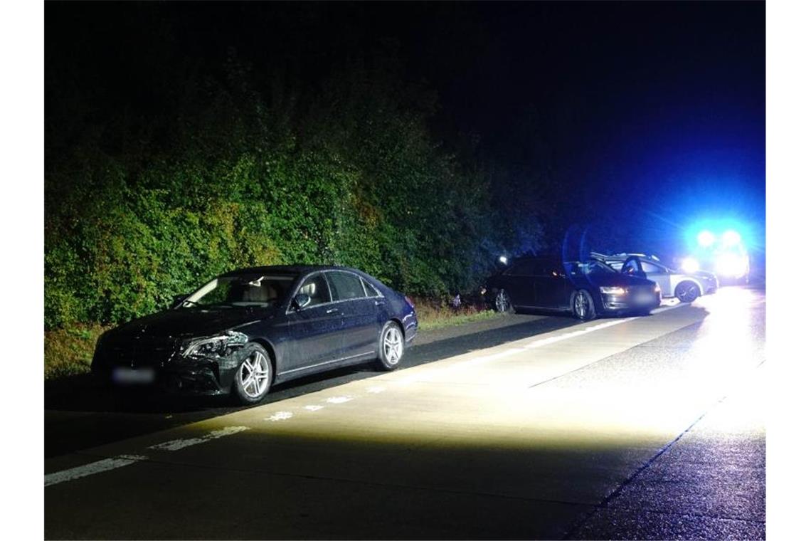 Das Fahrzeug von Ministerpräsident Kretschmann (l-r), ein Begleitfahrzeug sowie ein anderer am Unfall beteiligter Pkw stehen nach dem Unfall am Straßenrand. Kretschmann hat den Verkehrsunfall unverletzt überstanden. Foto: Franziska Hessenauer/Einsatz-Report24/dpa