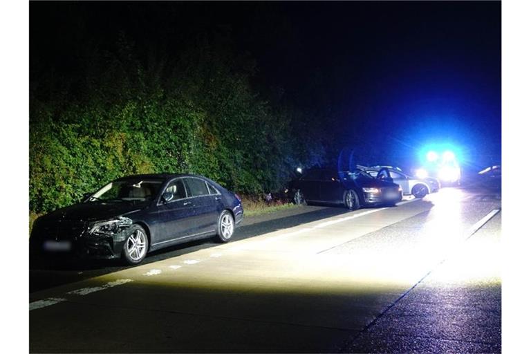 Das Fahrzeug von Ministerpräsident Kretschmann (l-r), ein Begleitfahrzeug sowie ein anderer am Unfall beteiligter Pkw stehen nach einem Unfall am Straßenrand. Foto: Franziska Hessenauer/Einsatz-Report24/dpa