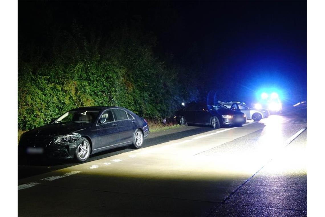 Das Fahrzeug von Ministerpräsident Kretschmann (l-r), ein Begleitfahrzeug sowie ein weiterer Pkw. Foto: Franziska Hessenauer/Einsatz-Report24/dpa