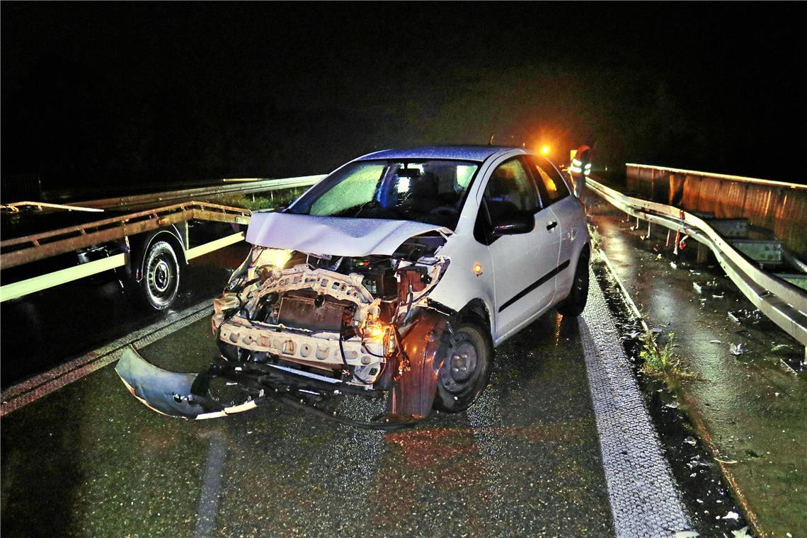 B29: Gegen die Leitplanke geprallt Das Fahrzeug war nach dem Aufprall nicht mehr fahrbereit und musste abgeschleppt werden. Foto: 7aktuell / Kevon Lermer