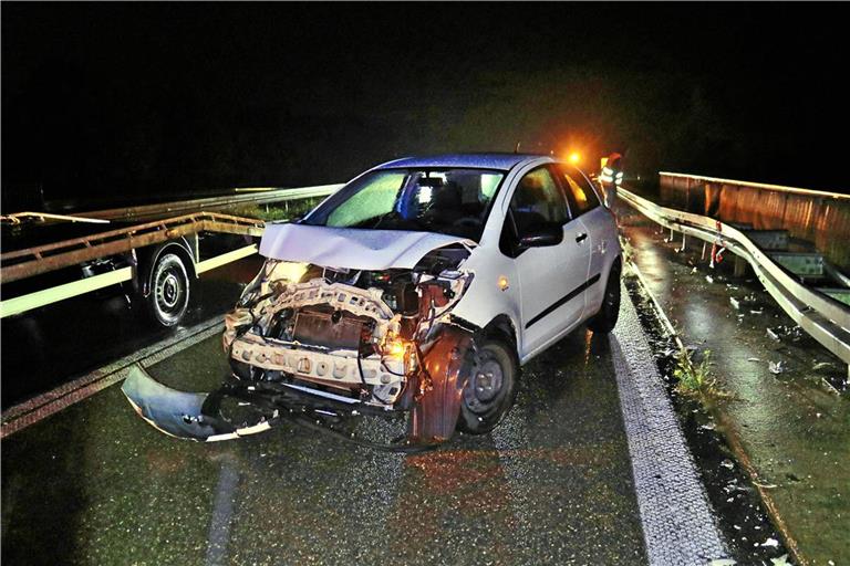 Das Fahrzeug war nach dem Aufprall nicht mehr fahrbereit und musste abgeschleppt werden. Foto: 7aktuell / Kevon Lermer