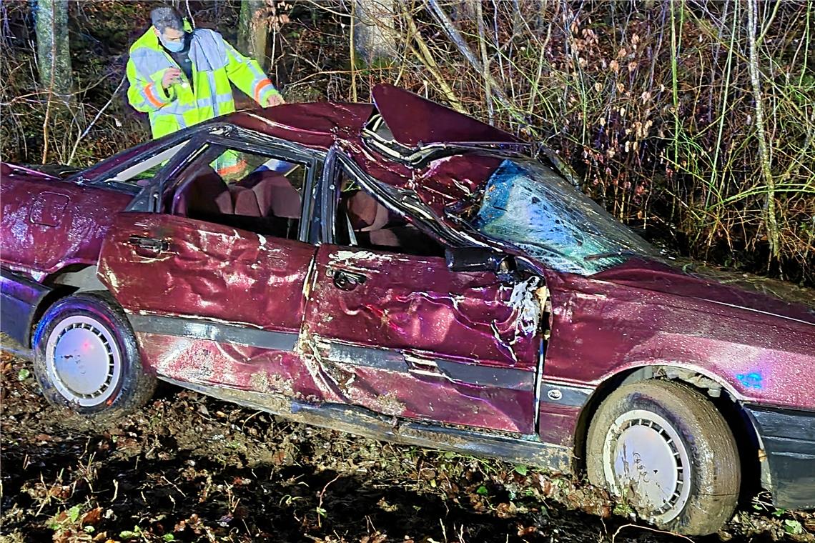 Beifahrerin mit schweren Verletzungen in Klinik eingeliefert Das Fahrzeug wurde bei dem Unfall völlig demoliert. Foto: B. Beytekin