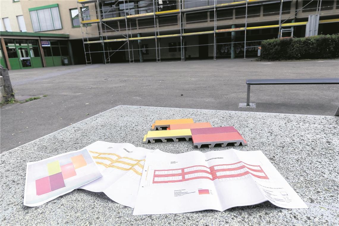 Für die Schüler eins drauf gesetzt Das Farbkonzept an der Gemeinschaftsschule in der Taus wird fortgesetzt. Der Sonderbau ist bereits grün und die Grundschule mit blauen Klinkern versehen. Jetzt erhält der Zwischenbau eine Fassade mit Kacheln aus roten Tönen und der Hauptbau eine aus gelb-orangefarbenen Tönen.