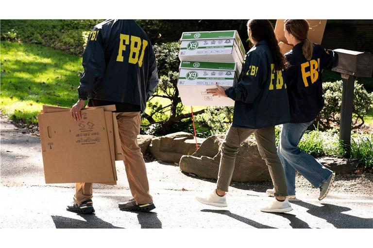 Das FBI durchsucht Boltons Haus.