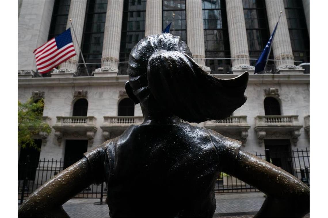 Das „Fearless Girl“ vor der New York Stock Exchange hofft auf ein klares Wahlergebnis. Foto: Bryan Smith/ZUMA Wire/dpa