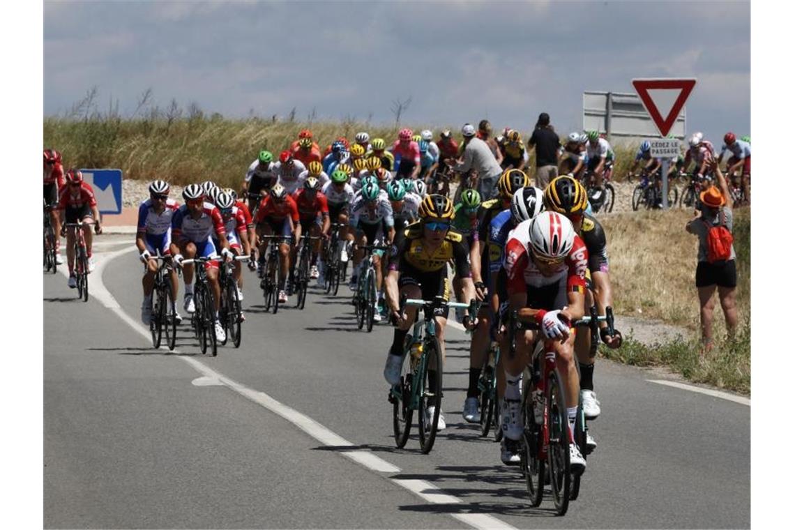 Van Aert gewinnt zehnte Tour-Etappe - Buchmann Gesamtfünfter Das Feld auf der 10. Etappe der Tour de France. Foto: Christophe Ena