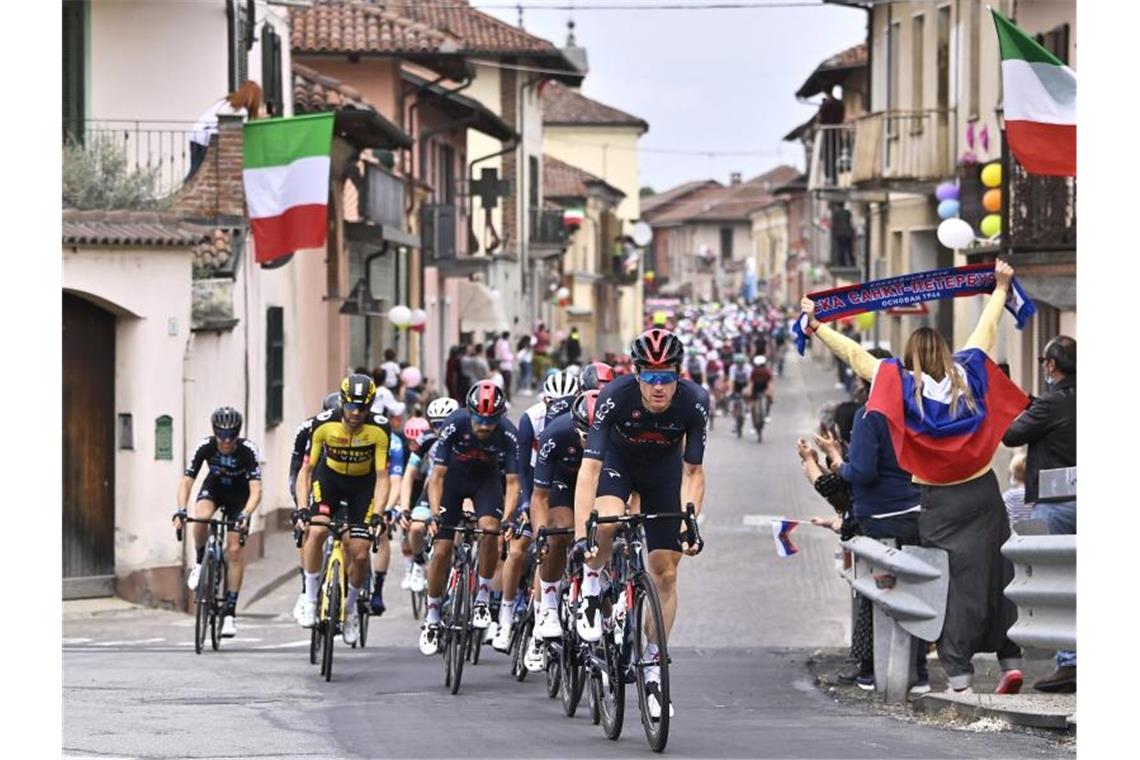 Das Feld auf der zweiten Etappe des 104. Giro d'Italia in Aktion. Foto: Fabio Ferrari/LaPresse via ZUMA Press/dpa