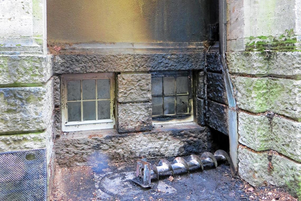 Brand im Keller der Villa Franck Das Fenster neben dem Haupteingang zur Villa Franck ist beschädigt.
