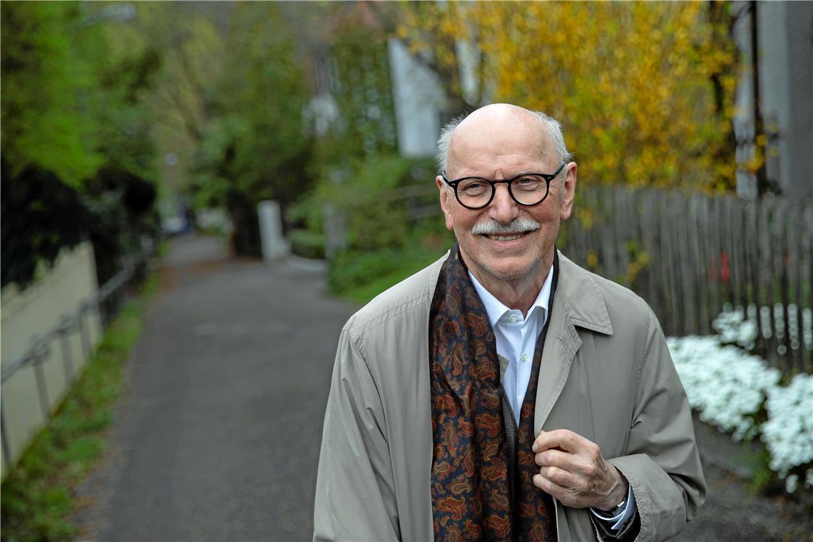 Wieland Backes: "Ich bin ein altes Zirkuspferd“ Das Fernsehen vermisst Wieland Backes nicht, aber er freut sich darauf, bei seinen Lesungen wieder vor Publikum zu stehen. Foto: Leif Piechowski