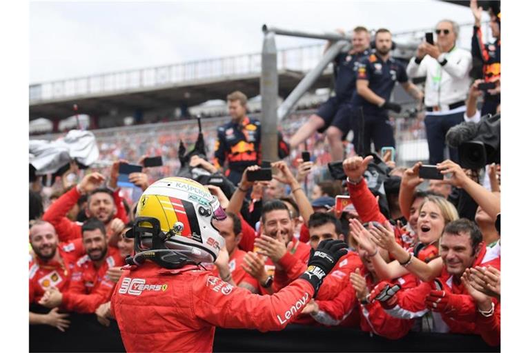 Das Ferrari-Team feiert den zweiten Platz von Scuderia Ferrari wie einen Sieg. Foto: Sebastian Gollnow