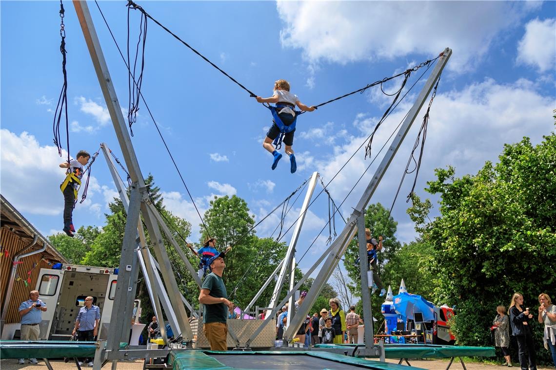 Talkrunde mit Saskia Esken bei der Erlacher Höhe Das Fest hält neben der Talkrunde noch jede Menge Angebote – wie hier das Austesten des Bungee-Trampolins – bereit.