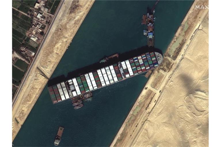 Das festgesetzte Containerschiff „Ever Given“ blockiert weiterhin den Suezkanal. Foto: Uncredited/©Maxar Technologies/AP/dpa
