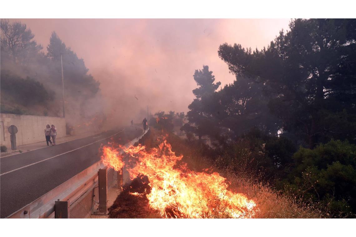 Waldbrände an der Adria – Touristen fliehen vor Flammen Das Feuer brach etwa 30 Kilometer südlich von Split im Gebiet der Siedlungen Pisak und Marusici aus.