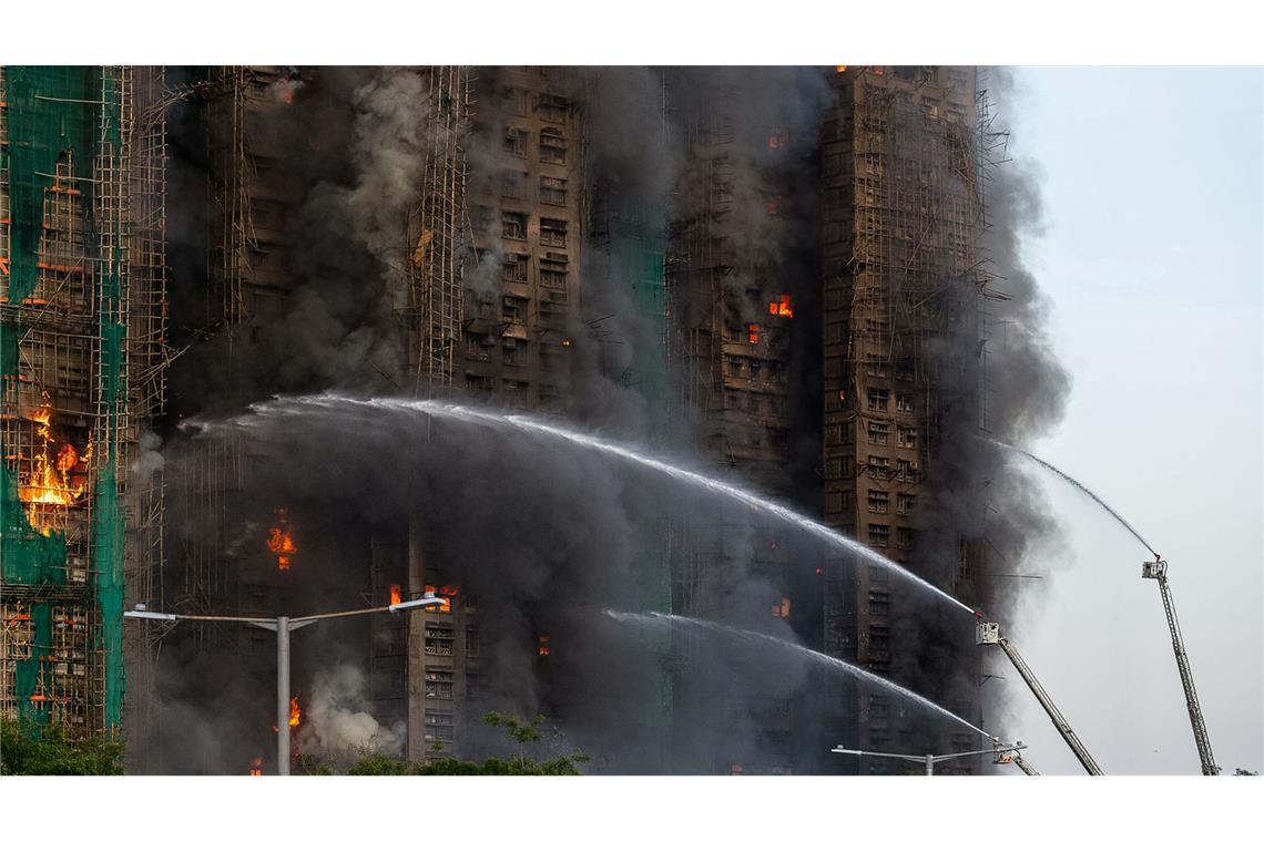 Das Feuer breitete sich an Bambusgerüsten und auch im Innenraum der Hochhäuser aus.