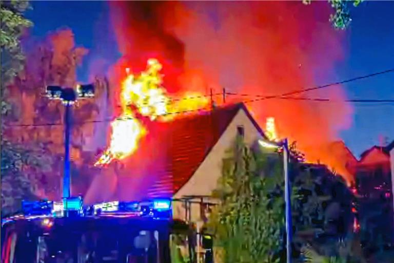 Das Feuer greift von der Scheune auf das Wohnhaus über.Foto: 7.aktuell.de/Alexander Hald