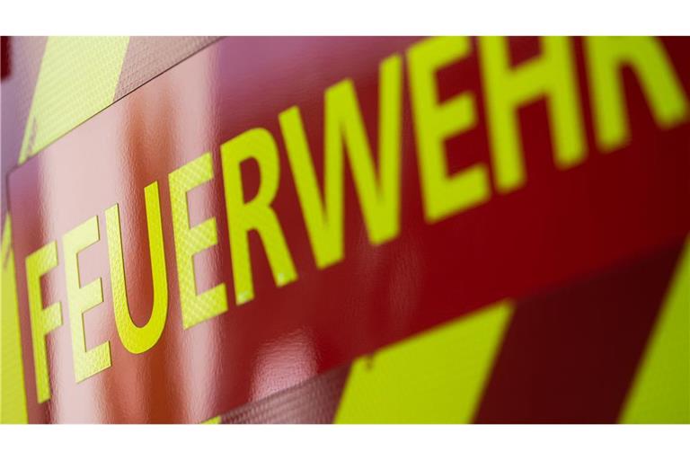 Das Feuer griff auch auf Bäume über, weshalb vorsorglich auch das Nachbargebäude evakuiert wurde. (Symbolbild)