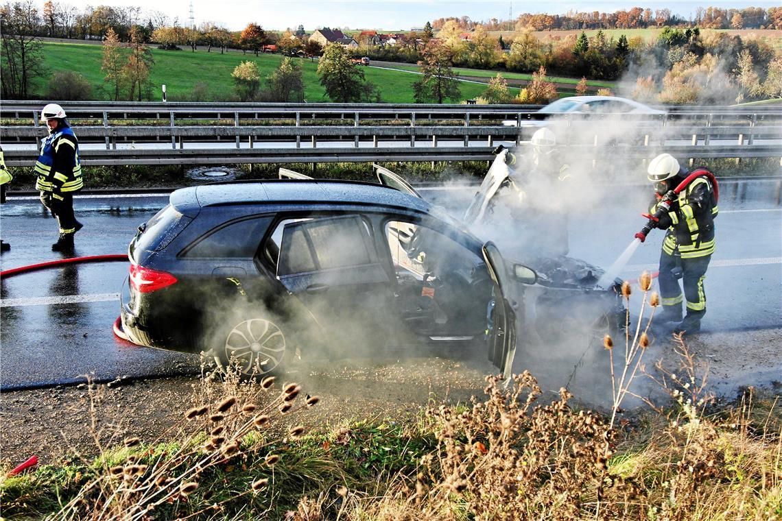Mercedes auf B14 ausgebrannt Das feuer griff vom Motor auf das restliche Auto über.