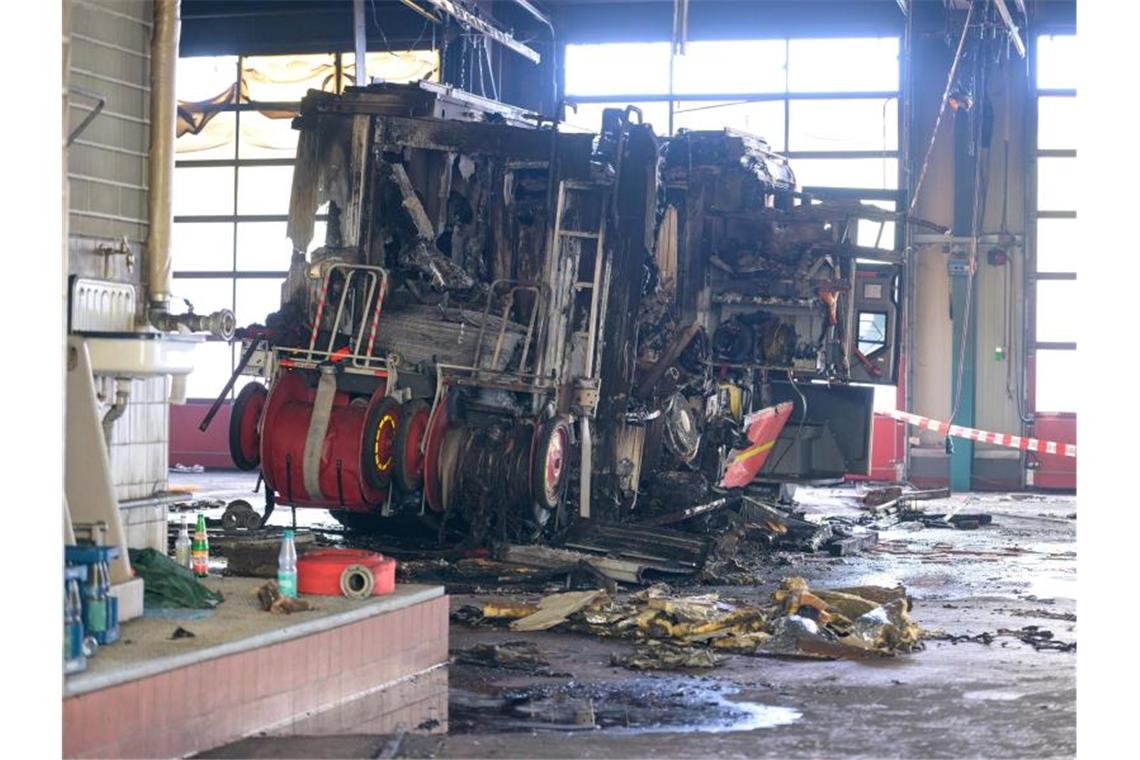 Das Feuer im holsteinischen Oldenburg hat mehrere Einsatzfahrzeuge beschädigt. Foto: Jonas Walzberg/dpa