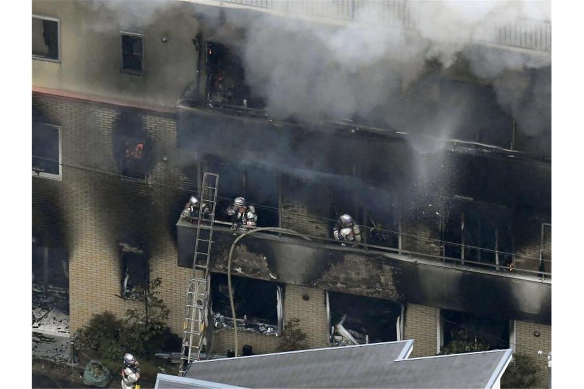 Das Feuer in dem dreistöckigen Gebäude sei am Donnerstagmorgen ausgebrochen, nachdem ein Mann hineingestürmt sei und eine unbekannte Flüssigkeit verteilt habe, teilte die Polizei mit. Foto: kyodo