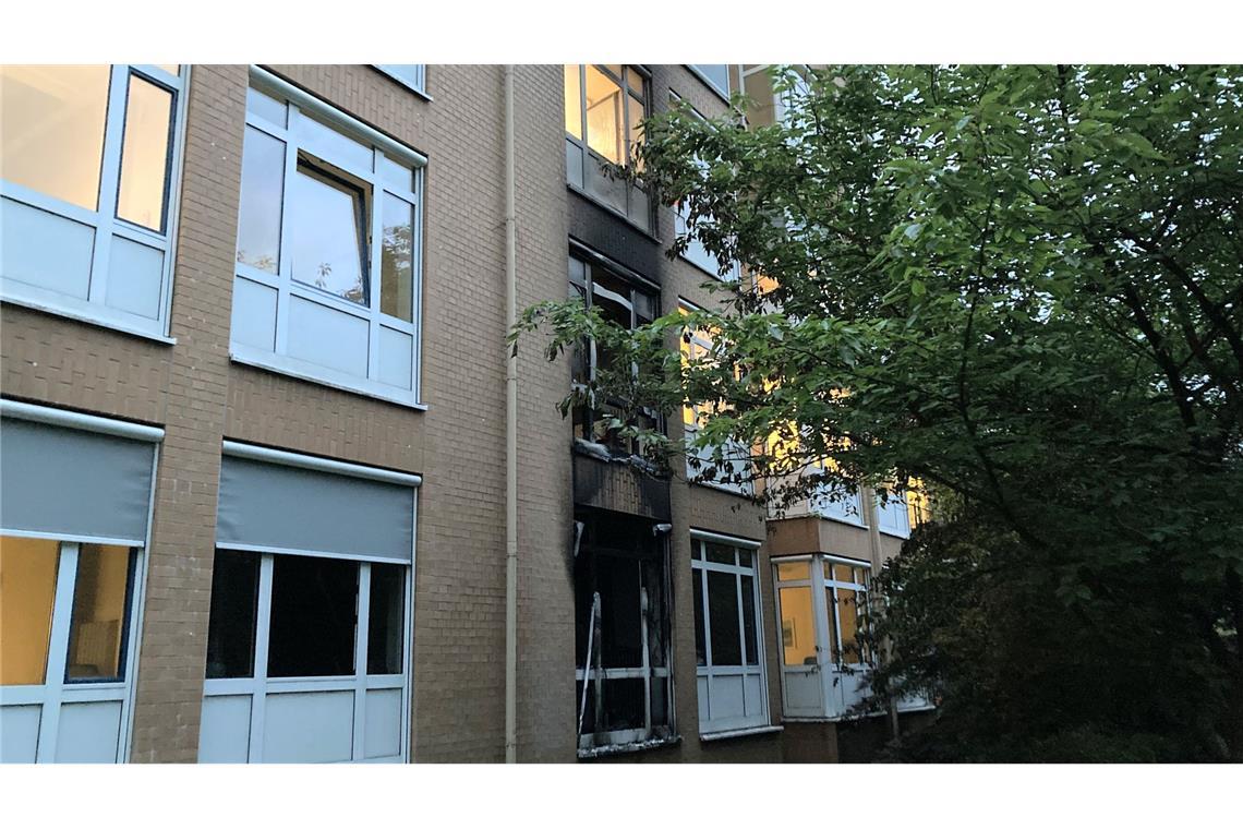 Tödlicher Klinikbrand: Patient zündete sein Kissen an Das Feuer in dem Hamburger Krankenhaus wurde wohl absichtlich gelegt. Ein Patient hat ersten Erkenntnissen zufolge sein Kissen in Brand gesteckt.