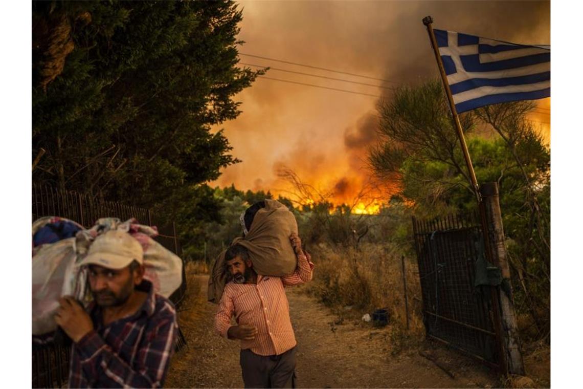 Das Feuer nördlich von Athen ist am Abend erneut voll aufgeflammt. Foto: Angelos Tzortzinis/dpa