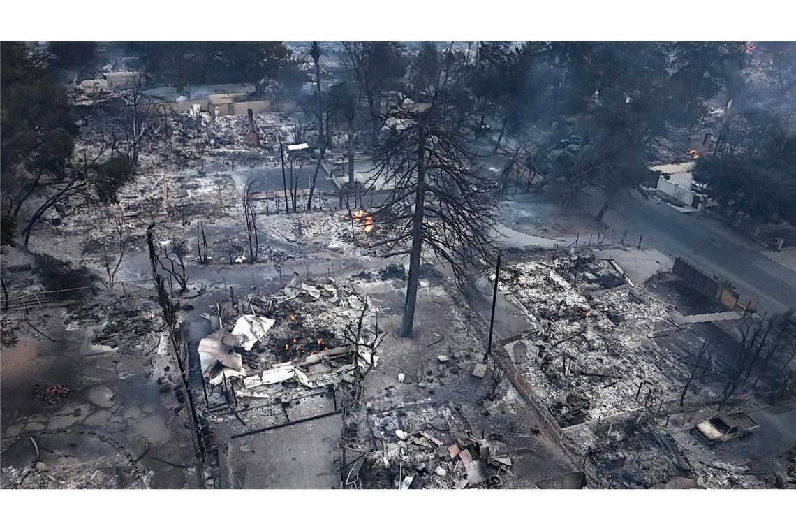 Brände in Los Angeles: Zwei Feuer weiterhin außer Kontrolle Das Feuer rund um Los Angeles hat eine Schneise der Verwüstung hinterlassen.
