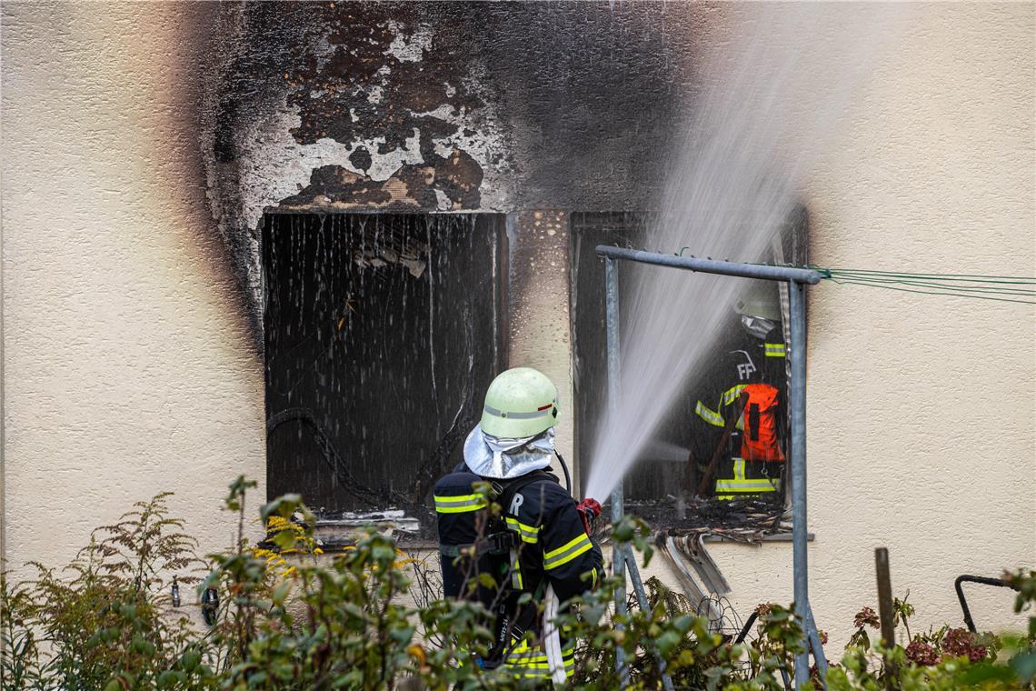 Feuer in Waiblinger Blumen- und Friseurgeschäft Das Feuer schlug aus den Fenstern, die Feuerwehr konnte es allerdings schnell löschen. Fotograf: Adomat/7aktuell.de