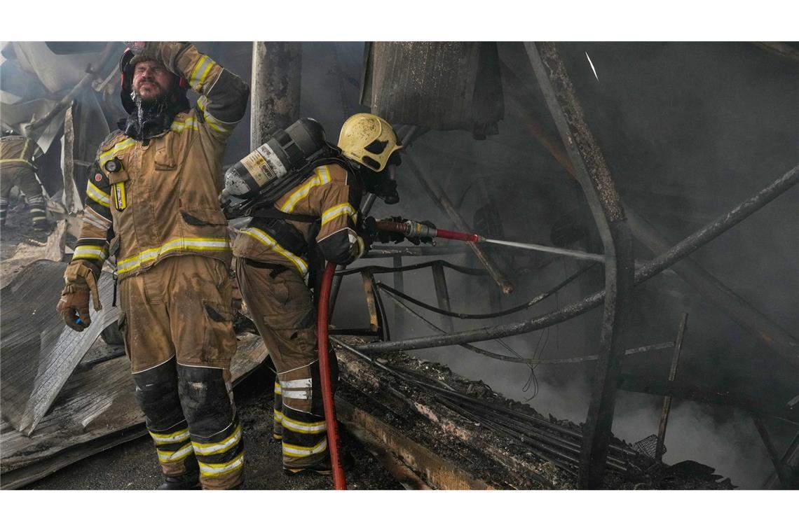 Das Feuer war Medien zufolge am Dienstag in einer 2.000 Quadratmeter großen Markthalle ausgebrochen.
