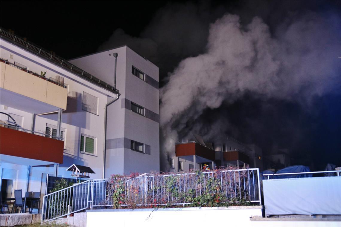 Wohnung in Backnang-Maubach vollständig ausgebrannt Das Feuer wurde vermutlich vom Ladegerät eines Staubsaugers im Erdgeschoss ausgelöst. Foto: Kevin Lermer/7aktuell.de