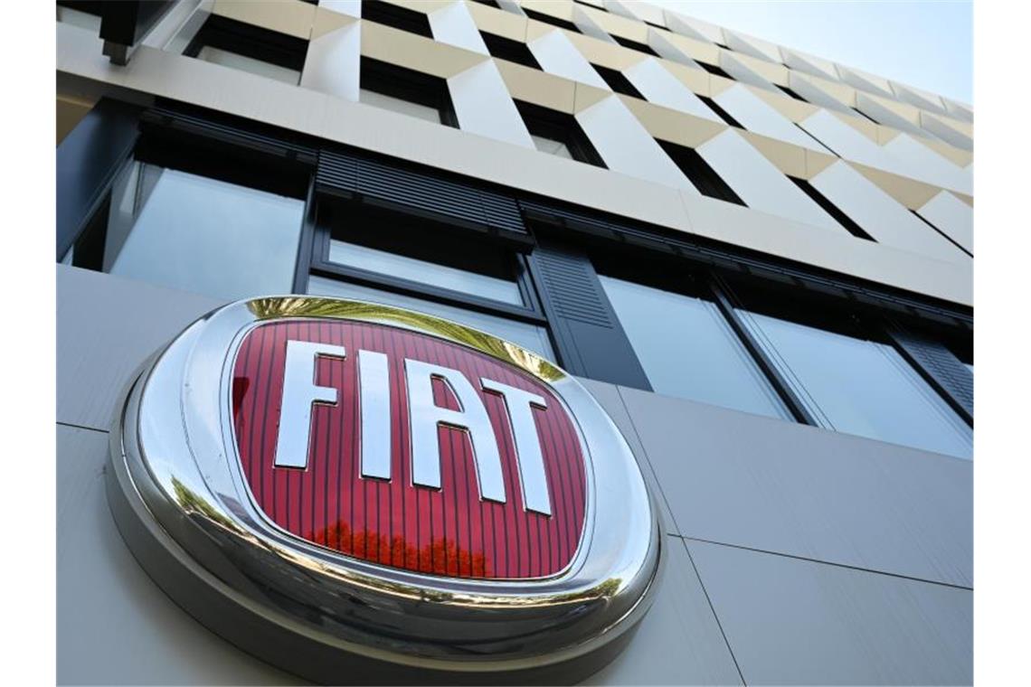 Das Fiat-Logo am Gebäude der Fiat Chrysler Automobiles Deutschland AG. Foto: Arne Dedert/dpa