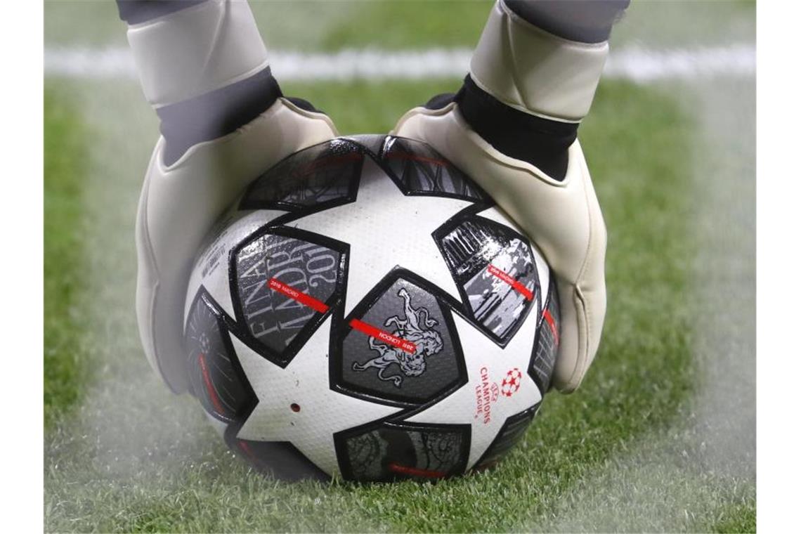 Paris statt St. Petersburg: UEFA reagiert auf Ukraine-Krieg Das Finale der Champions League findet nun Paris statt. Foto: Laszlo Balogh/AP/dpa