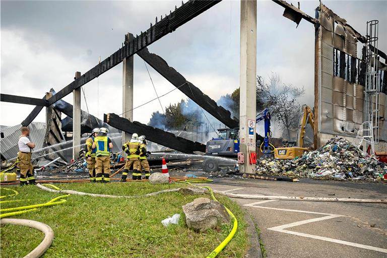 Das Firmengebäude im Backnanger Industriegebiet ist komplett ausgebrannt. Foto: Alexander Becher