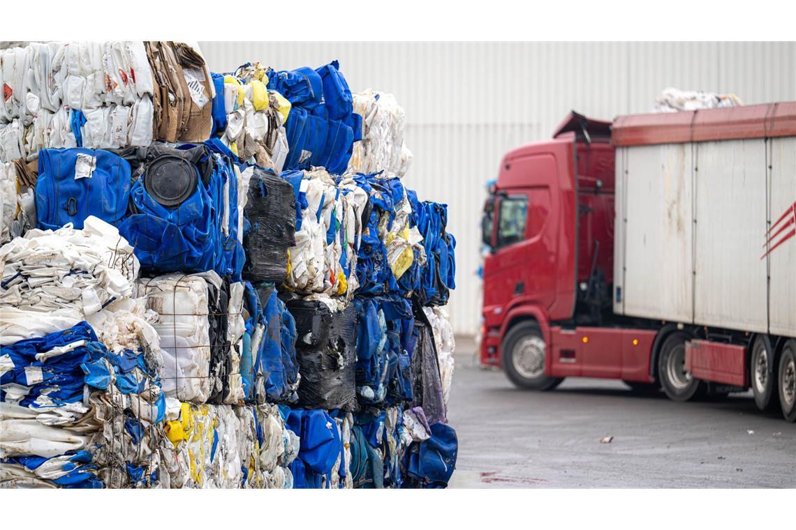 Das Firmengelände eines Entsorgungsbetriebes im Bereich Industriehäfen. An unbekannter Stelle auf dem Gelände eines Entsorgungsbetriebes ist ein toter Säugling im Müll gefunden worden.