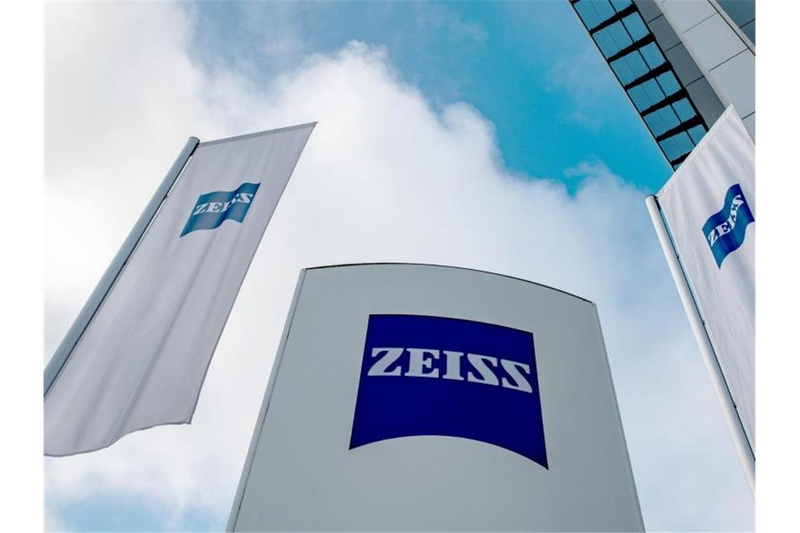 Optikkonzern Zeiss erzielt mehr Gewinn: Pandemie spürbar Das Firmenlogo der Carl Zeiss AG vor der Konzernzentrale. Foto: Stefan Puchner/dpa/Archivbild