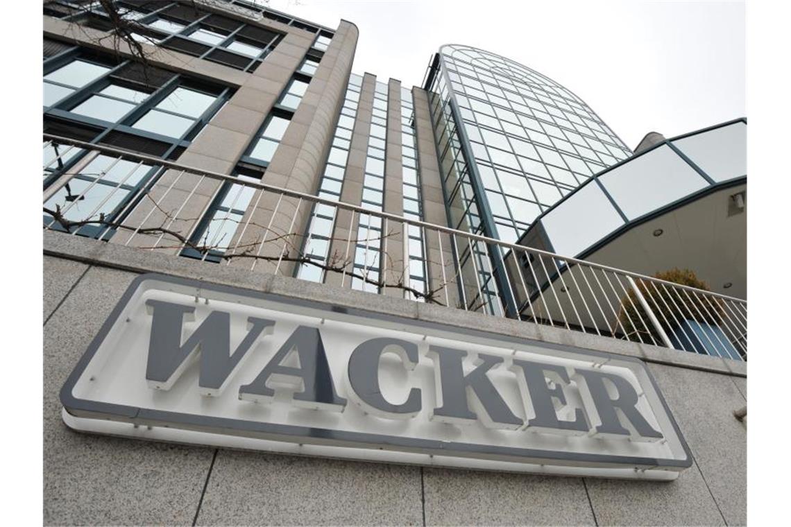 Wacker Chemie: Produktionspläne für Curevac-Impfstoff stehen Das Firmenlogo der Wacker Chemie AG vor der Firmenzentrale. Foto: Andreas Gebert/dpa/Archivbild