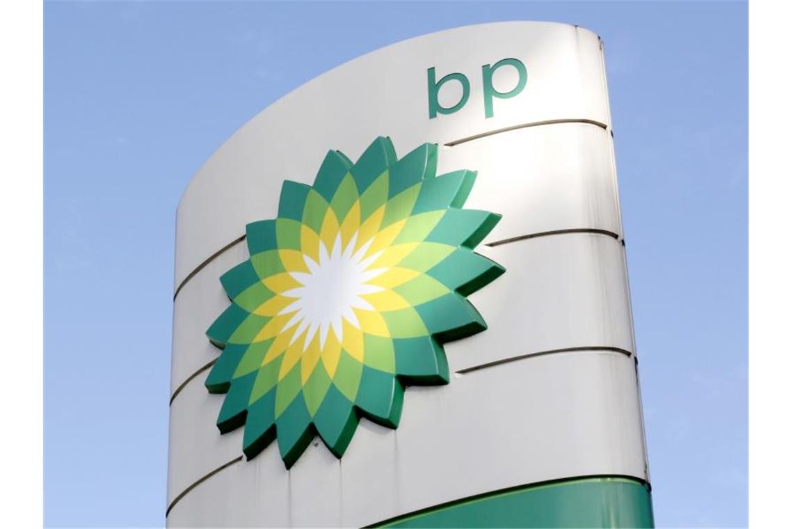 Das Firmenlogo des britischen Ölriesen BP an einer Tankstelle. Foto: Caroline Spiezio/AP/dpa