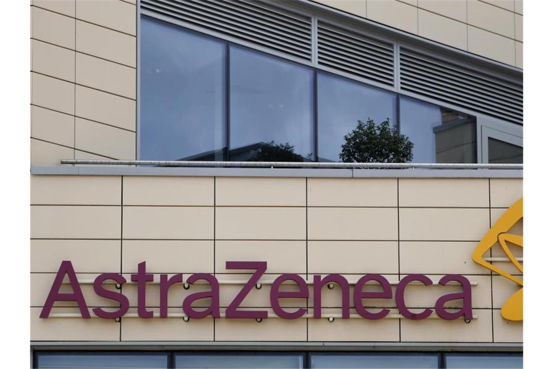 Das Firmenlogo des Pharmakonzerns AstraZeneca in Cambridge. Foto: Alastair Grant/AP/dpa