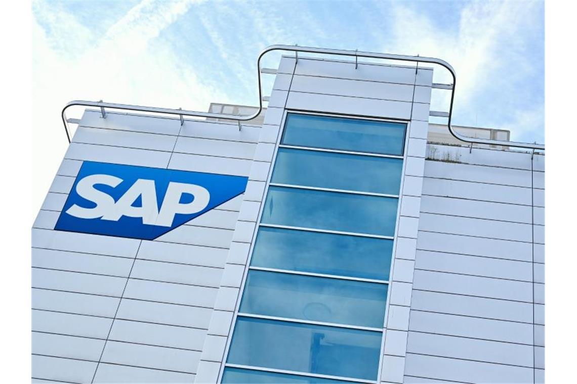 Das Firmenlogo des Softwarekonzerns SAP an der Hauswand eines Firmengebäudes. Foto: Uwe Anspach/dpa/Archivbild