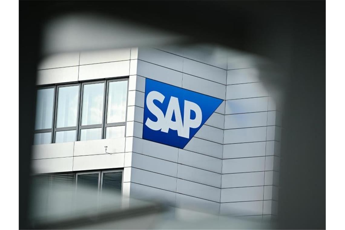 Das Firmenlogo des Softwarekonzerns SAP. Foto: Uwe Anspach/dpa/Archivbild