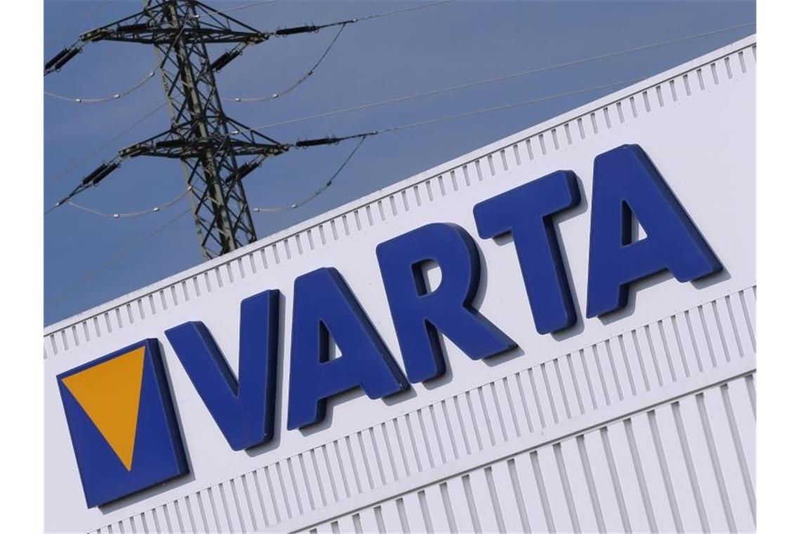 Das Firmenlogo und der Schriftzug „Varta“ stehen am Firmengebäude des Batterieherstellers. Foto: Karl-Josef Hildenbrand/dpa/Symbolbild
