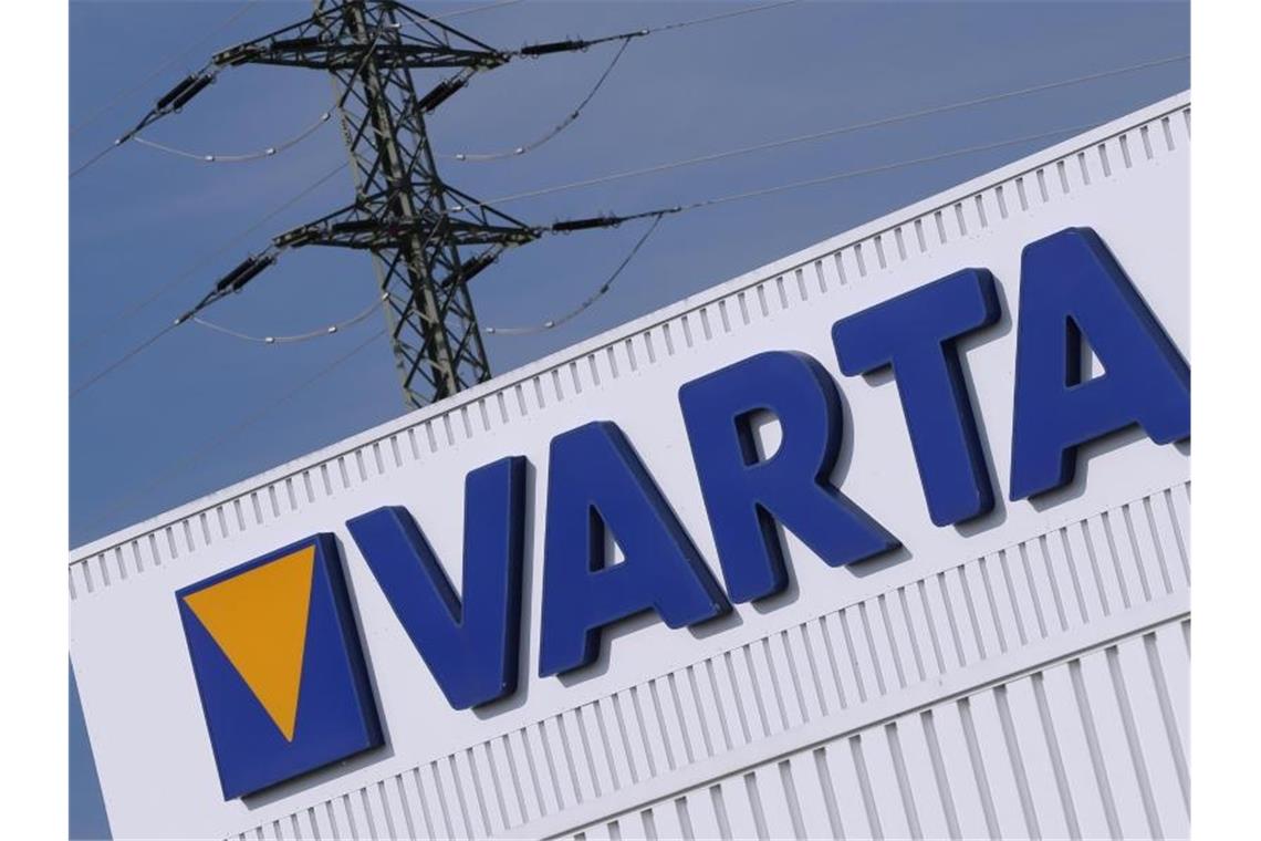 Das Firmenlogo und der Schriftzug „Varta“ stehen am Firmengebäude des Batterieherstellers. Foto: Karl-Josef Hildenbrand/dpa/Archivbild