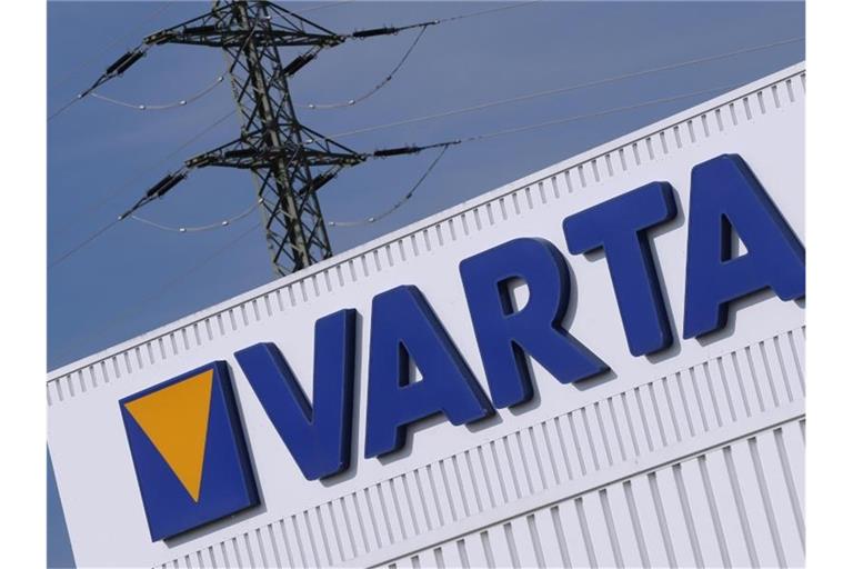 Das Firmenlogo und der Schriftzug „Varta“ stehen am Firmengebäude des Batterieherstellers. Foto: Karl-Josef Hildenbrand/dpa/Archivbild
