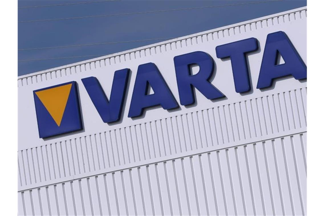 Das Firmenlogo und der Schriftzug „Varta“ stehen am Firmengebäude des Batterieherstellers. Foto: Karl-Josef Hildenbrand/dpa/Archivbild
