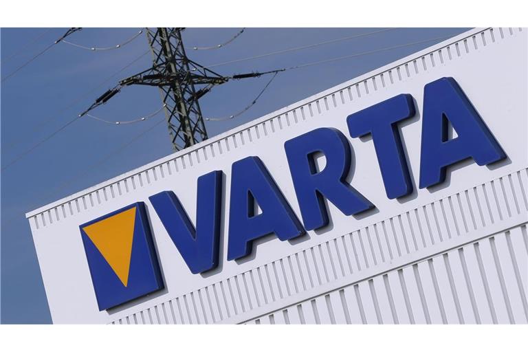 Das Firmenlogo und der Schriftzug «Varta» stehen an einem Firmengebäude des Batterieherstellers (Archivbild).