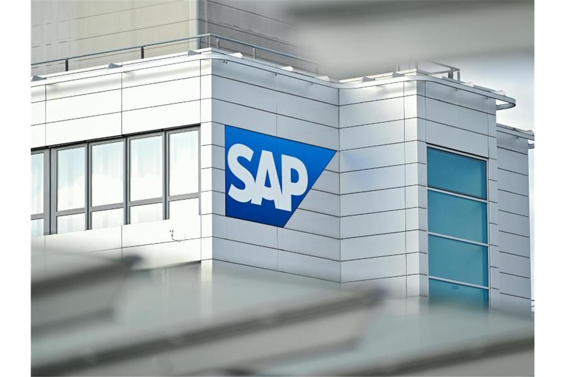 Das Firmenlogo von SAP an einem Gebäude der Unternehmenszentrale. Foto: Uwe Anspach/dpa