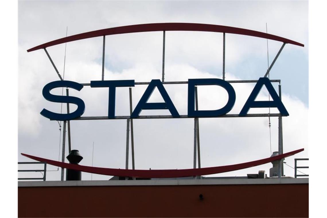 Stada erwartet Einbußen im Russland-Geschäft Das Firmenlogo von Stada auf einem der Gebäude am Firmensitz des Arzneimittelherstellers. Foto: Frank Rumpenhorst/dpa